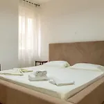 Tirent - Spacious 2-bedroom Near Liqeni I Thate Apartment