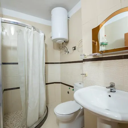 Lägenhet Tirent - Spacious 2-bedroom Near Liqeni I Thate Tirana